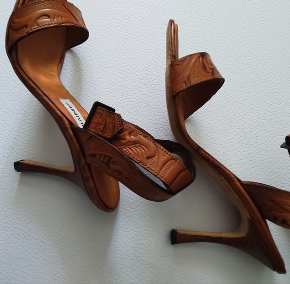 MANOLO BLAHNIK LEATHER WRAP AROUND ANKLE SANDALS - Picture 6 of 12